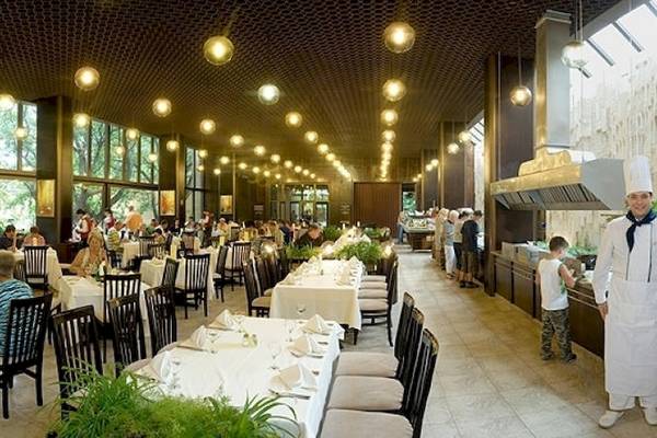 Innenansicht eines Restaurants im Riviera Beach Hotel mit Gästen und Küchenchef