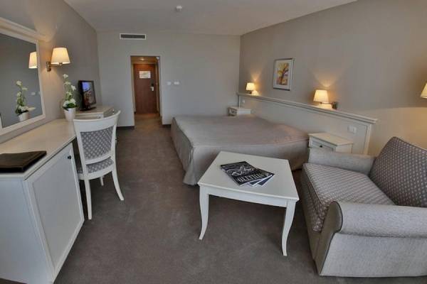 Zimmer im Riviera Beach Hotel mit Doppelbett, Schreibtisch, Sessel und Couch