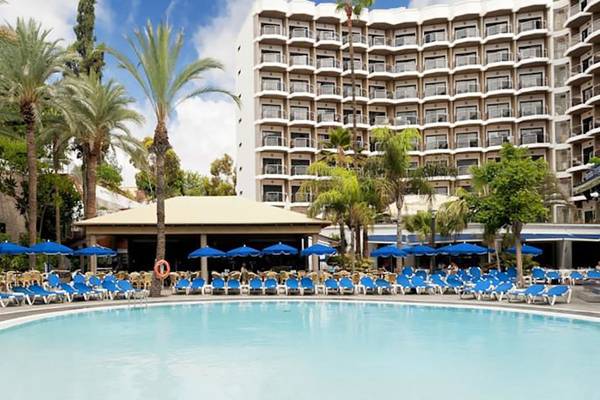 Außenbereich des Barcelo Margaritas Hotels mit Swimmingpool und Sonnenliegen.