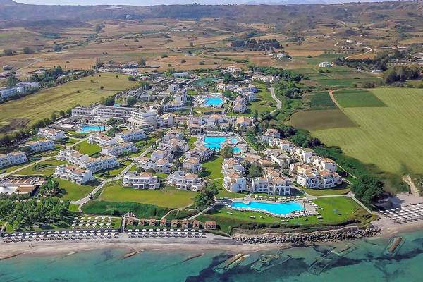 Luftaufnahme des Neptun Luxury Resorts mit mehreren Swimmingpools und Gebäuden neben dem Meer.