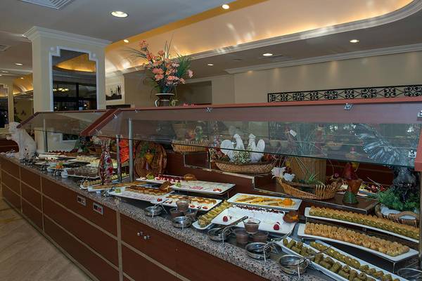 Buffet im Miramare Queen Hotel mit einer Vielzahl von Desserts und Süßigkeiten.