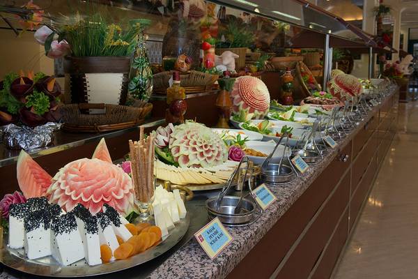 Buffettisch im Miramare Queen Hotel mit verschiedenen Gerichten und Dekorationen.