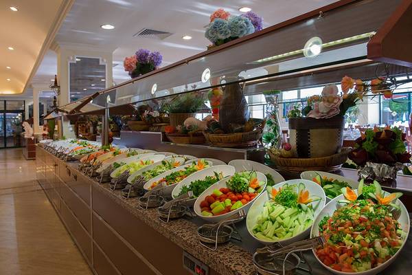 Buffet mit verschiedenen Salaten und Gerichten im Miramare Queen Hotel.
