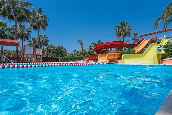 Wasserrutschen und Pool im Miramare Queen Hotel