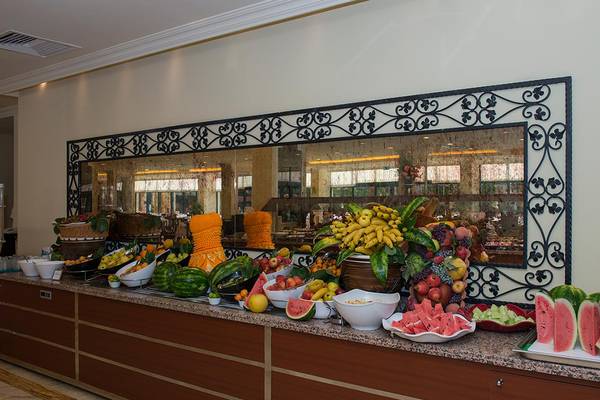 Früchtebuffet im Miramare Queen Hotel mit verschiedenen Wassermelonen, Bananen und anderen Früchten.