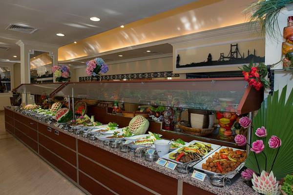 Buffet im Miramare Queen Hotel mit verschiedenen Gerichten und Dekorationen.