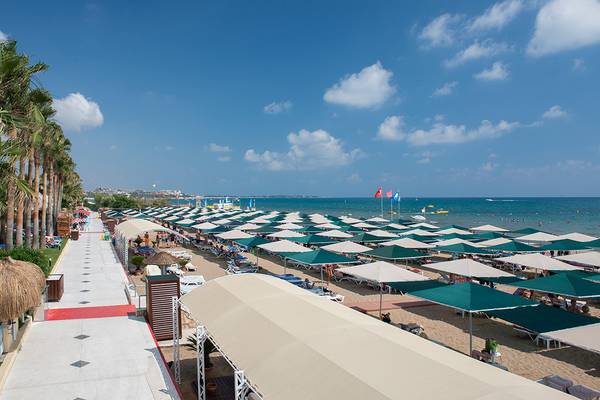 Strand mit vielen Liegen und Sonnenschirmen am Miramare Queen Hotel