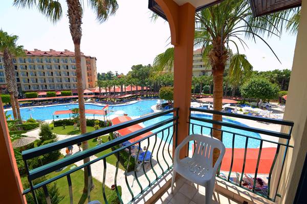 Aussicht vom Balkon des Miramare Queen Hotels auf den Swimmingpool und die Hotelanlage