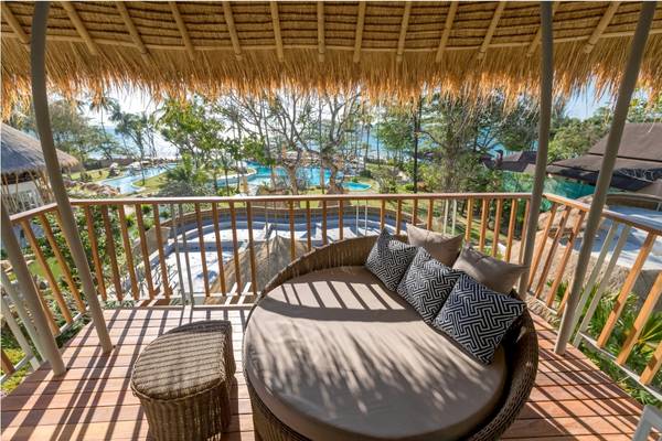 Sitzecke mit Blick auf den Pool im Eden Beach Khao Lak Resort & Spa