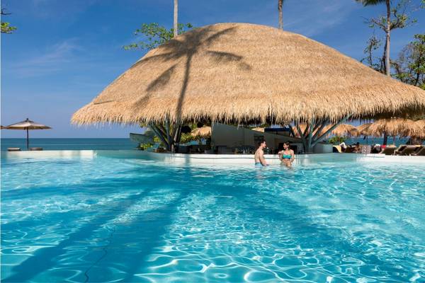 Pool mit Bar und Sonnenschirmen am Eden Beach Khao Lak Resort