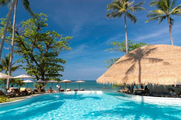 Eden Beach Khao Lak Resort & Spa Pool mit Palmen und Sonnenschirmen