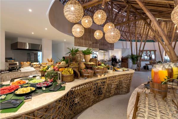 Frühstücksbuffet im Eden Beach Khao Lak Resort & Spa mit verschiedenen Früchten und Säften.