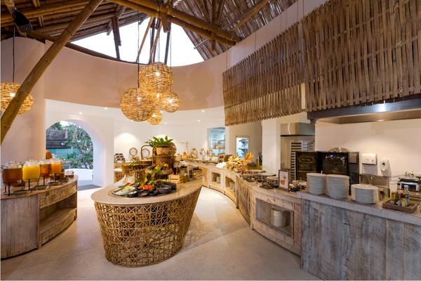Frühstücksbuffet im Eden Beach Khao Lak Resort & Spa mit vielen Speisen und Getränken.