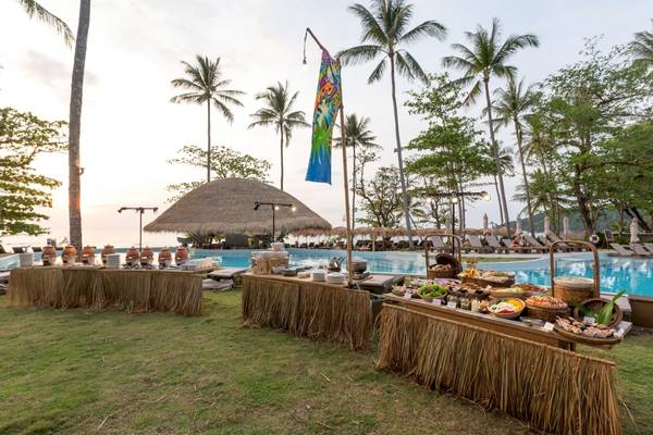Eden Beach Khao Lak Resort & Spa Pool-Buffet mit tropischer Dekoration und Blick auf den Ozean.