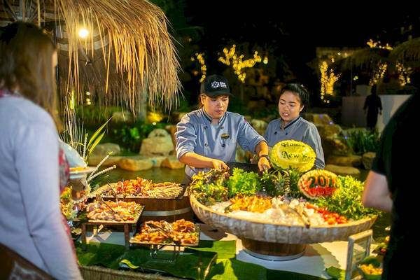 Eden Beach Khao Lak Resort & Spa - Nachtbuffet mit verschiedenen Gerichten und Wassermelonen-Dekoration.