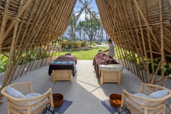 Massagebereich unter einer Bambushütte im Eden Beach Khao Lak Resort & Spa