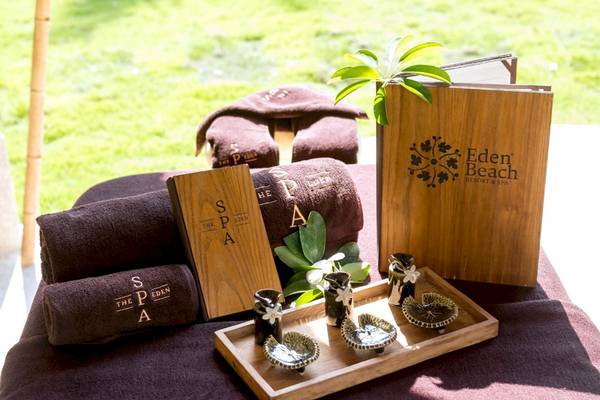 Willkommenspaket des Eden Beach Khao Lak Resort & Spa mit Handtüchern, Kerzen und Pflanzen