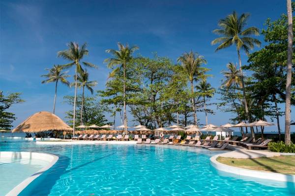Eden Beach Khao Lak Resort & Spa Pool mit Sonnenliegen und Palmen