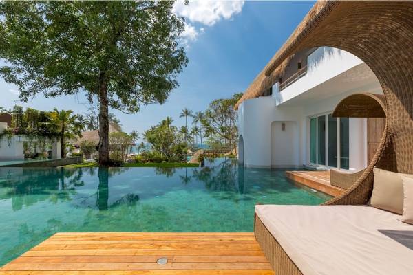 Außenpoolbereich des Eden Beach Khao Lak Resorts mit Blick auf das Meer.