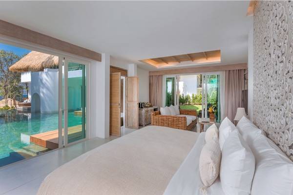 Schlafzimmer mit Poolblick im Eden Beach Khao Lak Resort & Spa