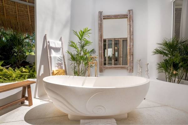 Badezimmer mit freistehender Badewanne und Spiegel im Eden Beach Khao Lak Resort & Spa