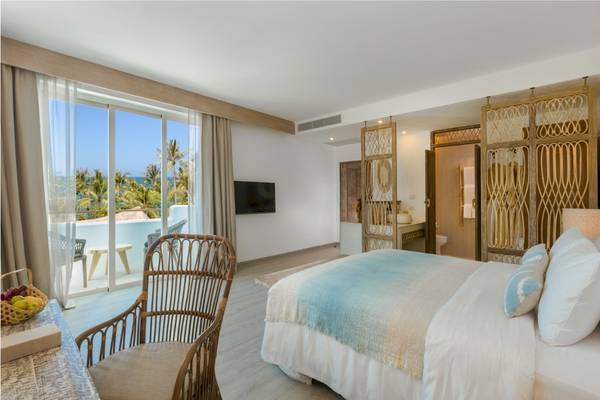 Schlafzimmer mit Balkon und Meerblick im Eden Beach Khao Lak Resort & Spa