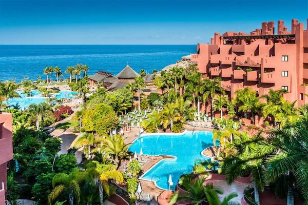 Luftaufnahme des Tivoli La Caleta Tenerife Resorts mit Swimmingpool und Meer im Hintergrund.