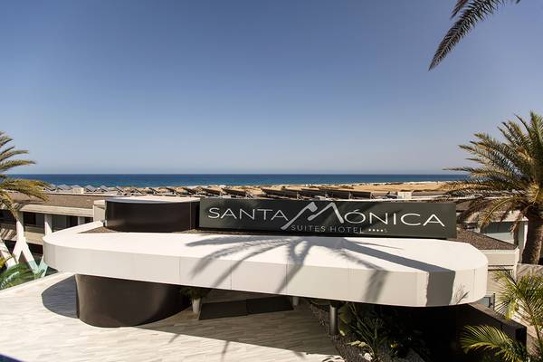 Eingang des Santa Monica Suites Hotels mit Blick auf das Meer