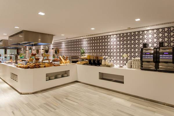 Frühstücksbuffet im Santa Monica Suites Hotel mit verschiedenen Speisen und Getränken.