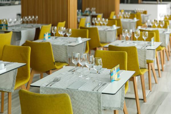 Gedeckte Tische im Restaurant des Santa Monica Suites Hotels