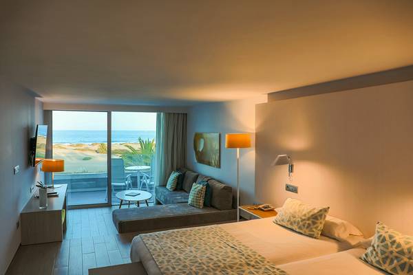 Zimmer im Santa Monica Suites Hotel mit Meerblick und modernem Interieur.