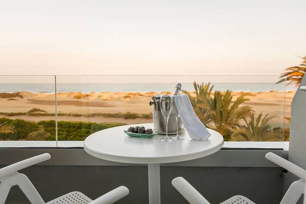 Balkon mit Meerblick im Santa Monica Suites mit Tisch, Champagner und Schokolade.