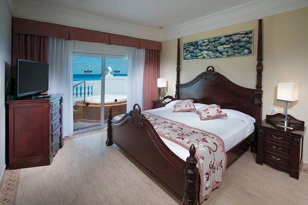Suite-Zimmer im Riu Palace Las Americas mit Ausblick auf das Meer und Jacuzzi.