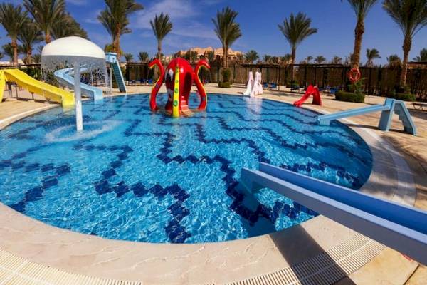 Kinderpool im Jaz Maraya Resort mit bunten Rutschen und Wasserspielen