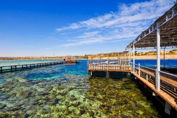 Aussicht auf die Wasserwelt des Jaz Maraya Resorts mit blauem Wasser und Riffen.