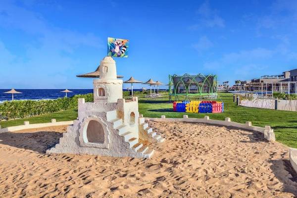 Jaz Maraya Resort Sandburg mit bunten Spielzeugen und Blick aufs Meer