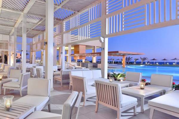 Pool-Lounge im Jaz Maraya Resort mit weißen Möbeln und Blick auf den Pool und das Meer