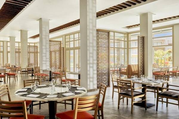 Restaurant im Jaz Maraya Resort mit modernen Möbeln und großen Fenstern.