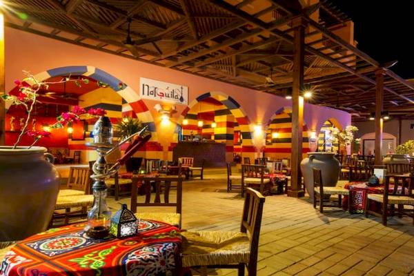 Außenbereich des Jaz Maraya Resorts mit Tischen, Stühlen und einer Shisha-Bar.