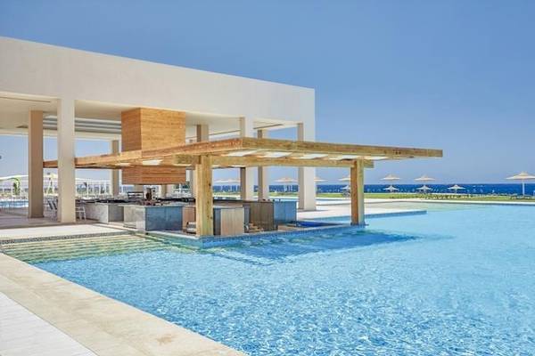 Poolbar im Jaz Maraya Resort mit Blick auf den Ozean