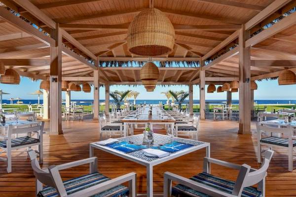 Innenansicht des Restaurants im Jaz Maraya Resort mit Blick auf den Ozean.