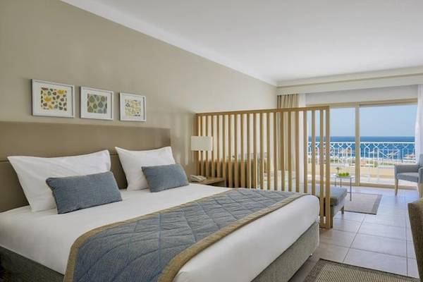 Hotelzimmer mit Meerblick im Jaz Maraya Resort, mit Bett, Schreibtisch und Balkon.