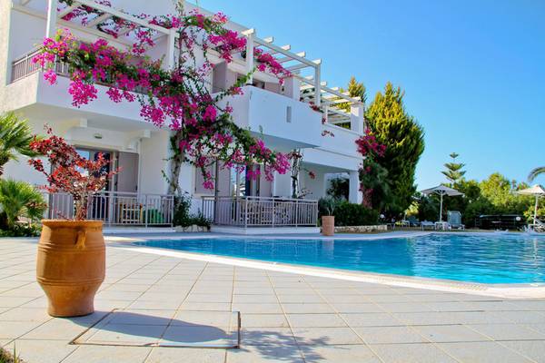 Außenpool des Nana Golden Beach Hotels mit Blumen und Pflanzen im Vordergrund.
