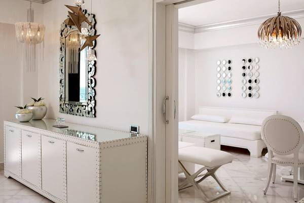 Weißes Zimmer mit Möbeln und Dekorationen im Mitsis Alila Resort & Spa