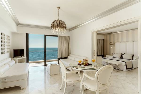 Innenansicht der Suite im Mitsis Alila Resort & Spa mit Blick auf das Meer