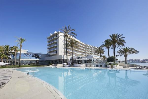 Außenbereich des Torre del Mar Hotels mit Swimmingpool und Palmen