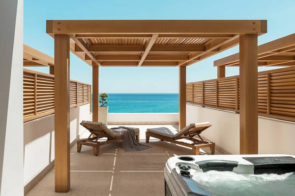 Balkon des Mitsis Alila Resorts & Spa mit Whirlpool und Meerblick.