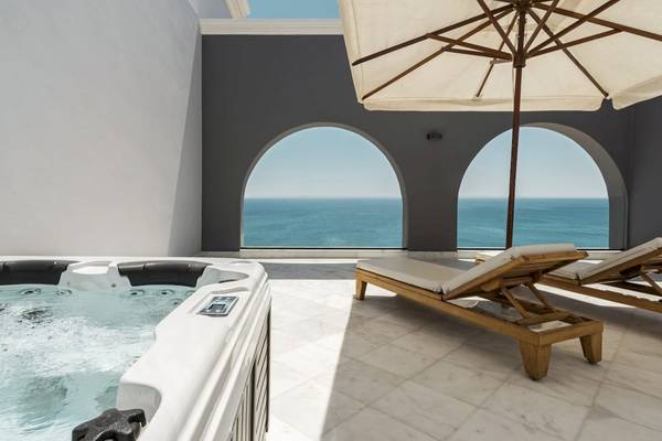 Terrasse im Mitsis Alila Resort & Spa mit Whirlpool und Meerblick