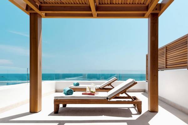 Aussicht von der Terrasse des Mitsis Alila Resorts & Spa auf das Meer