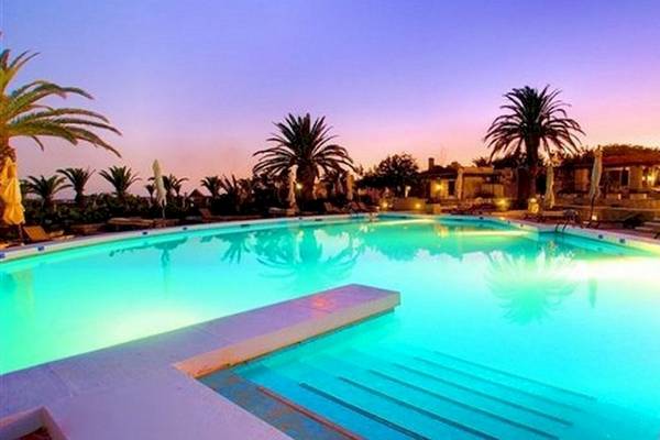 Pool im Ta' Cenc & Spa Hotel bei Nacht mit blauem Licht und Palmen